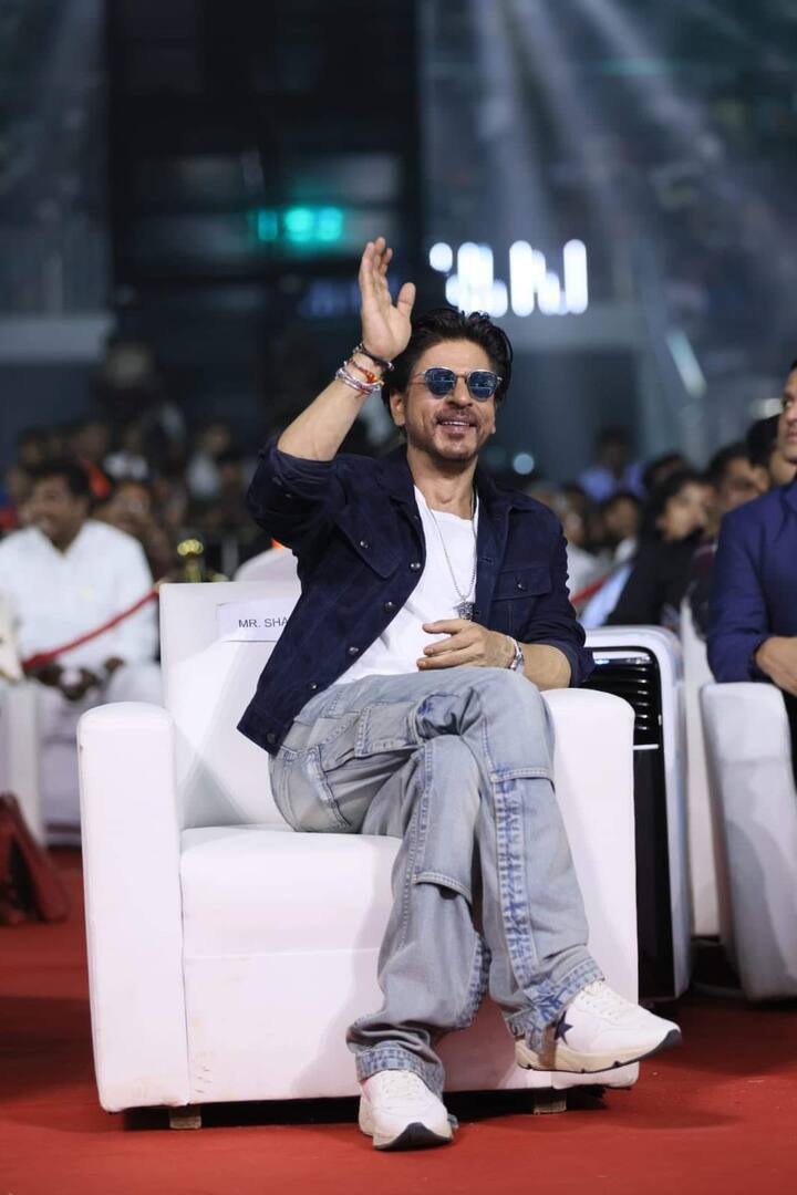 விஜய் சேதுபதி சார், ‘ நீங்கள் உங்கள் காதலியால் என்னை பழிவாங்கி விட்டதாக சொன்னீர்கள். நீங்கள் என்னை தோற்கடித்து இருக்கலாம். ஆனால், பெண்கள் எப்பொழுதுமே என்னுடையவர்கள். டான்ஸ் மாஸ்டரான ஷோபியிடம் கடினமான ஸ்டெப்ஸ் எனக்கு தரவேண்டாம், தளபதி போல எனக்கு டான்ஸ் வராது என கூறி இருந்தேன். அனிருத் என்னுடைய பேபி. எனது குழந்தைகள் போல தான் அவரும். மரண மாஸ் அட்லீ தேங்க்யூ சோ மச்....ஒளிமயமான விஷ்ணு தேங்க்யூ சோ மச்... தமிழ்நாட்டின் சாப்பாடு செம. இதனால் எனது சிக்ஸ் பேக்கை இழந்து விட்டேன். எனக்கு தொப்பை போட்டு விட்டது’ என கலகலப்பாக பேசி அரங்கையே அதிர வைத்தார் ஷாருக்.