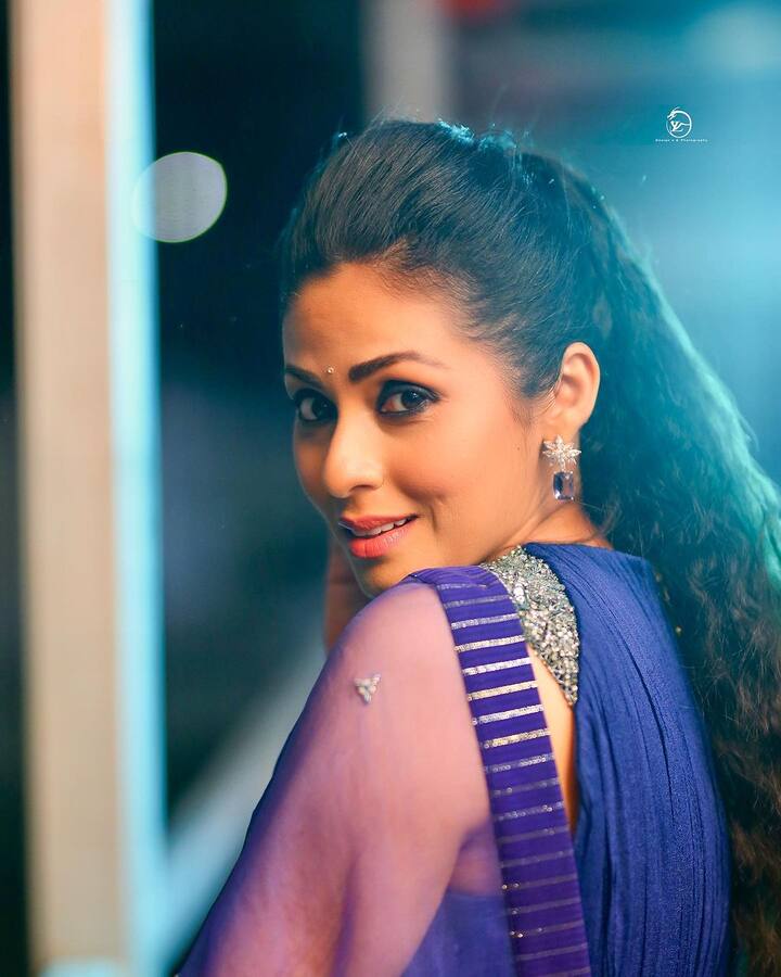 ఇప్పుడు బుల్లితెరపై డ్యాన్స్ రియాలిటీ షోల్లో జడ్జ్ గా చేస్తున్నారు సదా (Image Courtesy : sadaa17 / Instagram)