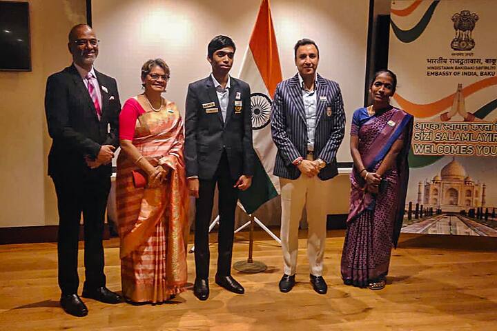 কারও হাতে ধরা পোস্টার, কারও হাতে ব্যানার। কেউ আবার দাঁড়িয়ে রয়েছেন ফুলের মালা হাতে। বাজছে ড্রাম। ট্রাম্পেট। চলছে স্থানীয় নৃত্য।