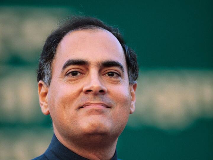 इंदिरा गांधी की 31 अक्टूबर 1984 को हत्या के बाद राजीव गांधी को अंतरिम प्रधानमंत्री बनाया गया था. राजीव गांधी ने इसी साल नवंबर में लोकसभा भंग कर दिया था, जिसके बाद समय से पहले चुनाव करावाया गया था.आठवीं लोकसभा चुनाव में कांग्रेस को इंदिरा गांधी की मौत की वजह से लोगों ने जमकर वोट दिए. राजीव गांधी की अगुवाई में पार्टी को अबतक का सबसे ज्यादा 414 सीट मिली थी.