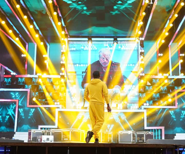 వీరిద్దరూ కలిసి స్టేజీపై డ్యాన్స్ చేశారు.