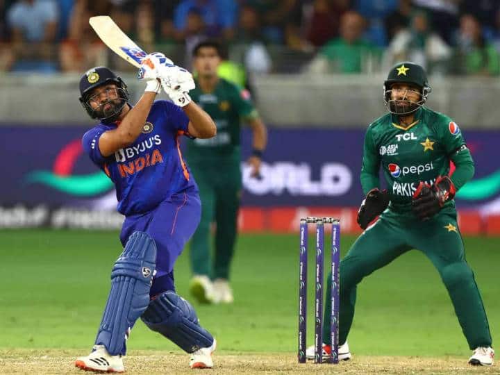 एशिया कप 2023 में हिस्सा लेने के लिए भारतीय टीम श्रीलंका पहुंच गई है. जहां पर टीम अपना पहला मुकाबला पाकिस्तान के खिलाफ 2 सितंबर को पल्लेकेले स्टेडियम में खेलेगी.