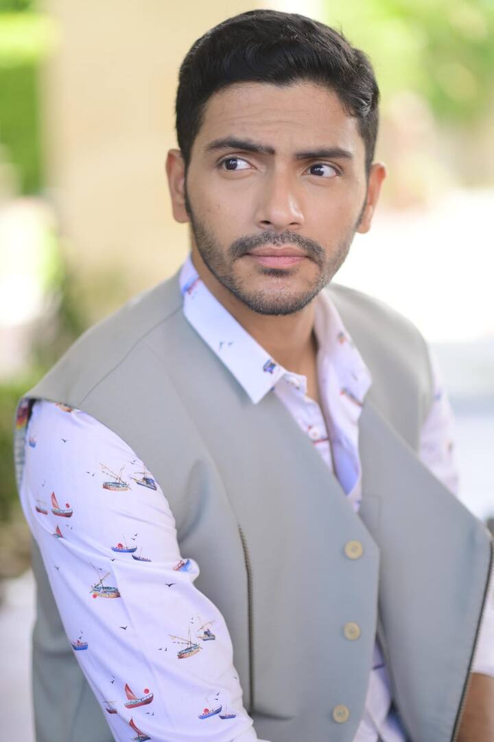 প্রসেনজিৎ ও শ্রাবন্তী ছাড়াও ছবিতে অভিনয় করবেন সব্যসাচী চক্রবর্তী, অর্জুন চক্রবর্তী, বিবৃতি চট্টোপাধ্যায়, দর্শনা বণিক, কিঞ্জল নন্দ, কার্ল হার্ট, অ্যালেক্স ও নেল। সঙ্গীত পরিচালনার দায়িত্বে বিক্রম ঘোষ।