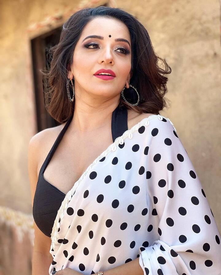 આ દરમિયાન મોનાલિસાની નવી તસવીરો સામે આવી છે, આ તસવીરોમાં મોનાલિસા વ્હાઈટ સાડીમાં જોવા મળી રહી છે.