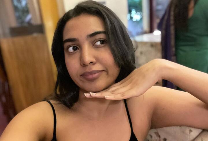 హీరోయిన్లు ఎప్పుడూ అందంగా కనిపించాలని ప్రయత్నిస్తూ ఉంటారు. అయితే... కొందరు మాత్రం అందుకు అతీతం. అందులో రాజశేఖర్, జీవిత దంపతుల కుమార్తె శివాత్మిక ఒకరు. లేటెస్టుగా మేకప్ వేసుకోకుండా సెల్ఫీలు దిగి మరీ సోషల్ మీడియాలో షేర్ చేశారామె. (Image Courtesy : shivathmikar / Instagram)