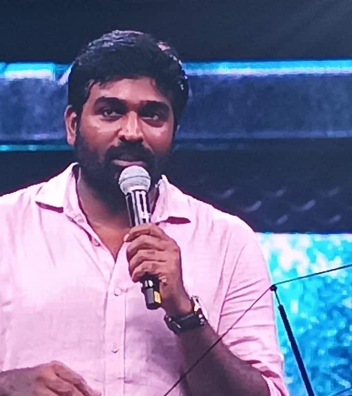 “இயக்குநர் அட்லீயின் கருப்பு நிறம் எனக்கு ரொம்ப பிடிக்கும். அவரது லுக் அழகாக இருக்கும். என்னுடைய ஸ்கூல் நாட்களில் நான் ஒரு பெண்ணை காதலித்தேன். அந்த பெண் சவுக்கார்ப்பேட்டை. ஆனால் அந்த பெண்ணிற்கு ஷாருக்கானை தான் ரொம்ப பிடித்து இருந்ததது. அப்போது தெரியவில்லை. இத்தனை நாட்களுக்கு பிறகு அவரை நான் பழிவாங்குவேன் என்று.” - விஜய் சேதுபதி