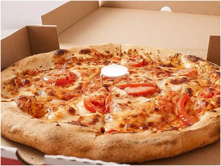 Pizza Interesting Facts: आपने देखा होगा कि जब भी पिज्जा खरीदते हैं तो आपने देखा होगा कि इसमें एक टेबल पिज्जा के बीच में रखी होती है, तो जानते हैं कि इसका क्या काम है?
