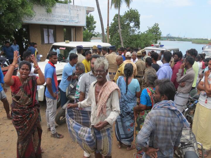 Nagapattinam news Clash between two factions in Pattinacherry fishing village of Nagore TNN நாகூர் பட்டினச்சேரி மீனவ கிராமத்தில் இரு பிரிவினர் இடையே மோதல் - ரத்த காயங்களுடன் மீனவர்கள் சாலை மறியல்
