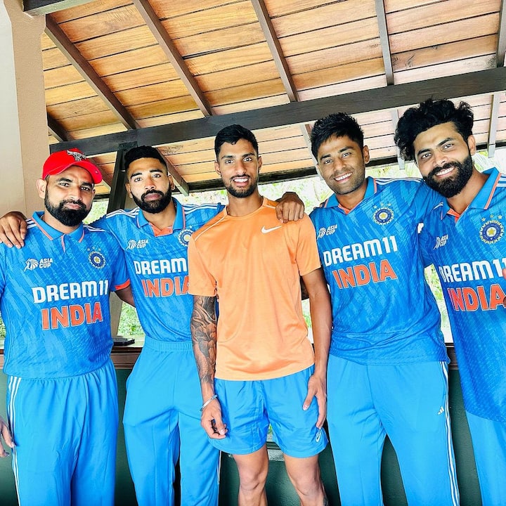 इससे पहले टीम इंडिया के खिलाड़ियों का फोटो शूट के दौरान मस्ती भरा अंदाज देखने को मिला, जिसमें सभी खिलाड़ी शामिल थे. टीम इंडिया लंबे समय के बाद पूरी क्षमता के साथ मैदान पर खेलते हुए दिखने वाली है.