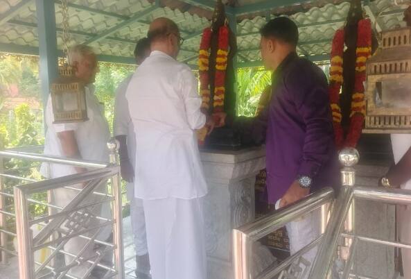 தனது பூர்வீகமான கிருஷ்ணகிரி மாவட்டம் நாச்சிகுப்பம் கிராமத்திற்கு தன் அண்ணன் சத்தியநாரயண ராவுடன் சென்றுள்ளார் ரஜினிகாந்த்.