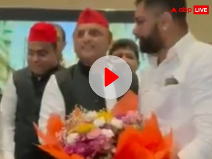 Opposition Party Meeting Samajwadi Party Chief Akhilesh Yadav Reached Mumbai Airport With Wife Dimple Yadav Opposition Party Meeting: INDIA अलायंस की बैठक में शामिल होने पहुंचे अखिलेश यादव, डिंपल भी हैं साथ मौजूद, देखें वीडियो