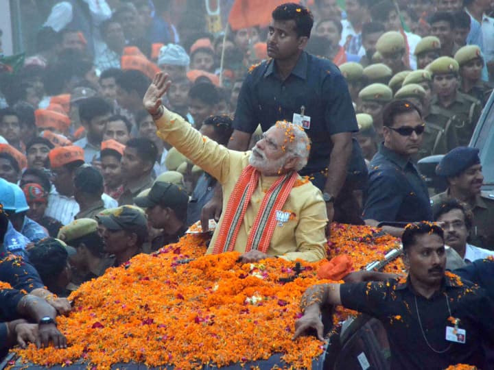 अब कयास लग रहे हैं कि पीएम मोदी भी समय से पहले 2024 का चुनाव करवा सकते हैं. कई लोगों का तो दावा भी है कि बीजेपी ने दिसंबर तक सारे राज्यों में होटल और काफी संख्या में हेलीकॉप्टर बुक करवा रखे हैं. साथ ही एकजुट विपक्ष की बढ़ती तादाद भी एनडीए पर ऐसा करने का दबाव बना रही हैं.