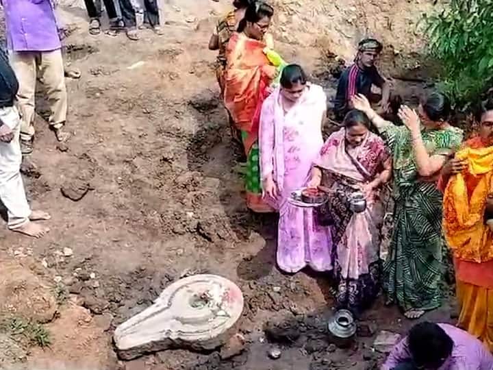 चंद्रपूर जिल्ह्यात पुन्हा एकदा प्राचीन शिवलिंग सापडले आहे.