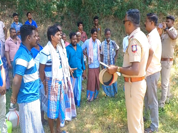 சீர்காழி அருகே குளத்தில் மண் எடுத்த பொக்லைன்,  டிராக்டரை சிறைப்பிடித்த கிராம மக்கள்