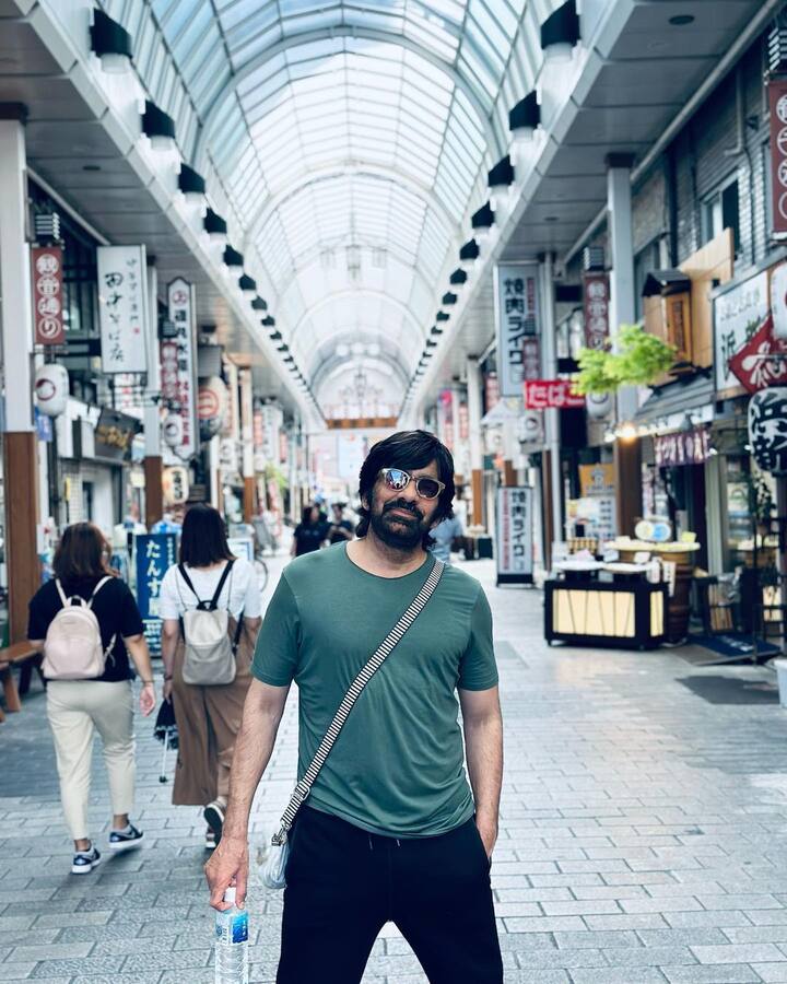 ఆయన ప్రస్తుతం టోక్యోలో ఉన్న ట్టు ఫోటోలకు పెట్టిన క్యాప్షన్ ద్వారా తెలుస్తుంది. -Image credit: Raviteja/Instagram