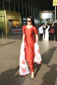 PHOTO:રેડ સિલ્ક સલવાર કૂરતામાં ડ્રેડિશનલ લૂકમાં એરપોર્ટ પર સ્પોટ થઇ ઉર્વશી રૌતેલા, જુઓ તસવીર