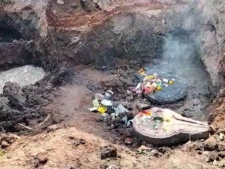 चिमूर तालुक्यातल्या नेरी येथे खोदकामात दोन शिवलिंग सापडले आहेत.