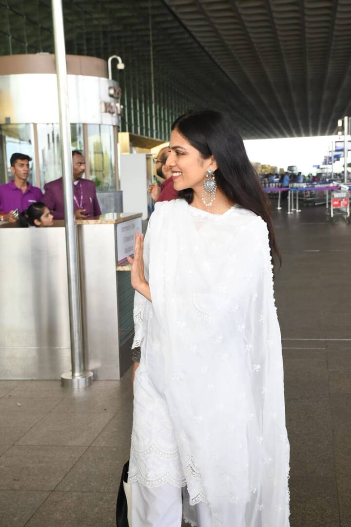 மும்பை விமான நிலையத்திற்கு இவர் செல்லும் போது புகைப்படம் எடுக்கப்பட்டுள்ளது.