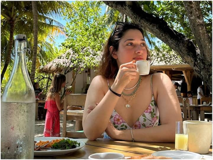 Tamanna Bikini Photos : మిల్కీ బ్యూటీ తమన్నా మాల్దీవులు వెళ్లారు. బికినీ ధరించి అక్కడ సముద్ర తీరంలో షికారు చేస్తున్నారు. ఆ ఫోటోలు చూడండి. (Image Courtesy : tamannaahspeaks / Instagram)