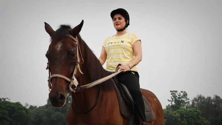 Srabanti Chatterjee: Actress Srabanti Chatterjee learning house riding in Kolkata for Devi Chowdhurani Shooting, know in details Srabanti Chatterjee: 'দেবী চৌধুরানি'-র সফর, বৃষ্টির সকালে ঘোড়া চালানো শিখছেন শ্রাবন্তী