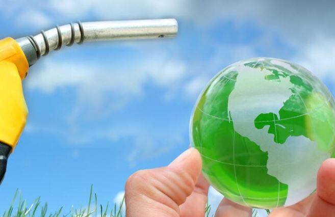 पंधरा दिवसात दुसऱ्यांदा केंद्र सरकारनं इथेनॉलच्या दरात वाढ करण्याचा निर्णय घेतला आहे. सरकारनं ७ ऑगस्ट रोजीच तांदळापासूनच्या इथेनॉलला 4 रुपये 75 पैसे, तर मक्यापासूनच्या इथेनॉलला 6 रुपये 1 पैशाची वाढ केली होती.