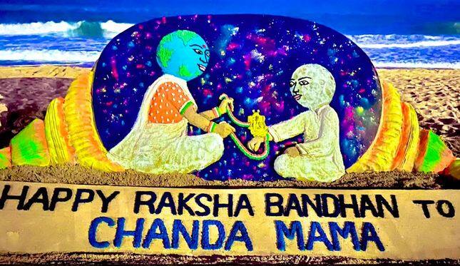 mother earth is tying rakhi to chanda mama on raksha bandhan sand artist sudarsan pattnaik creates a tribute to chandrayaan 3 Viral News: ਧਰਤੀ ਮਾਂ ਨੇ ਚੰਦਾ ਮਾਮਾ ਨੂੰ ਬੰਨ੍ਹੀ ਰੱਖੜੀ… ਸੁਦਰਸ਼ਨ ਪਟਨਾਇਕ ਨੇ ਰਕਸ਼ਾ ਬੰਧਨ 'ਤੇ ਚੰਦਰਯਾਨ-3 ਨੂੰ ਦਿੱਤੀ ਦਿਲਚਸਪ ਸ਼ਰਧਾਂਜਲੀ