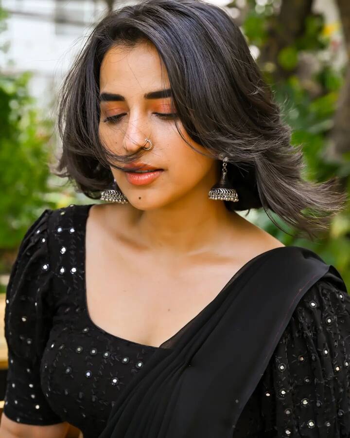 కోమలి ప్రస్తుతం ‘శశివదనే’ అనే సినిమాలో హీరోయిన్గా నటిస్తున్నారు.