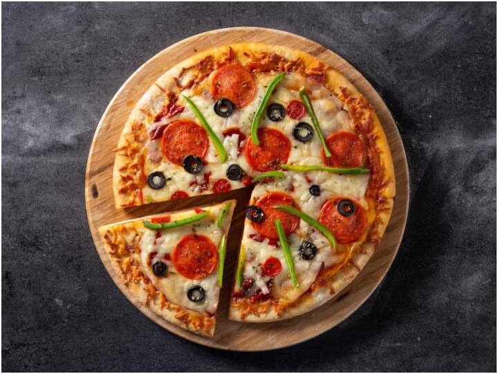 जैसे किसी टेंट के नीचे एक बांस लगाया जाता है ताकि वो नीचे ना आए. उसी तरह इसमें एक टेबल लगी होती है, जिससे डिब्बा का ऊपर का हिस्सा पिज्जा के टच नहीं होता है. ये ना लगाने पर डिब्बा हल्के से प्रेशर पर नीचे टच कर देता है.