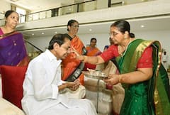 ఫోటోలు: ప్రగతి భవన్‌లో రాఖీ వేడుకలు, సోదరీమణుల ఆశీర్వాదం తీసుకున్న సీఎం కేసీఆర్