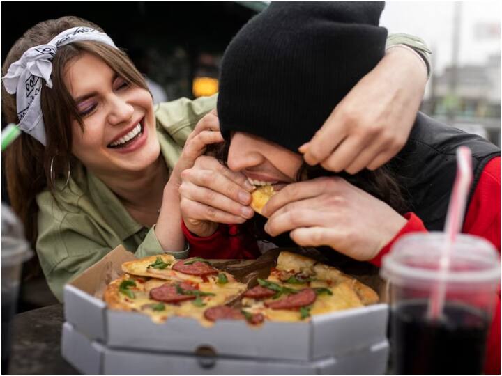 इसके साथ ही इसके जरिए पिज्जा स्लाइस को आसानी से अलग किया जा सकता है और ये कटर का काम करता है. इससे स्लाइस तोड़ते वक्त दूसरी स्लाइस को रोका जा सकता है.