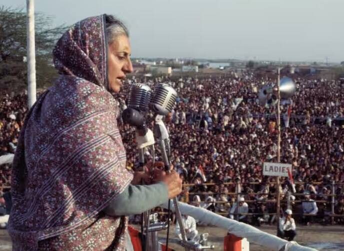1971 ની શરૂઆતમાં ઇન્દિરા ગાંધીએ સમય કરતા વહેલા લોકસભા ભંગ કરીને ચૂંટણી યોજવાની ભલામણ કરી હતી.તે સમયે કોંગ્રેસ અને ડાબેરીઓની લઘુમતી સરકાર હતી. વહેલા યોજાયેલી પાંચમી લોકસભા ચૂંટણીમાં ઈન્દિરા ગાંધીના નેતૃત્વમાં કોંગ્રેસને 352 બેઠકો સાથે જંગી બહુમતી મળી હતી.
