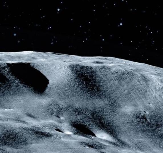 2002 ਵਿੱਚ ਹੈਦਰਾਬਾਦ ਦੇ ਰਾਜੀਵ ਬਾਗੜੀ ਅਤੇ 2006 ਵਿੱਚ ਬੈਂਗਲੁਰੂ ਦੇ ਲਲਿਤ ਮਹਿਤਾ ਨੇ ਵੀ ਚੰਦਰਮਾ ਉੱਤੇ ਇੱਕ ਪਲਾਟ ਖਰੀਦਿਆ ਸੀ। ਇਸ ਦੇ ਨਾਲ ਹੀ ਬਾਲੀਵੁੱਡ ਦੇ ਕਿੰਗ ਖਾਨ ਦੀ ਵੀ ਚੰਨ 'ਤੇ ਜ਼ਮੀਨ ਹੈ। ਹਾਲਾਂਕਿ, ਉਸਨੇ ਇਹ ਜ਼ਮੀਨ ਨਹੀਂ ਖਰੀਦੀ ਹੈ ... ਬਲਕਿ ਇਹ ਉਸਦੇ ਇੱਕ ਪ੍ਰਸ਼ੰਸਕ ਦੁਆਰਾ ਉਸਨੂੰ ਖਰੀਦੀ ਅਤੇ ਤੋਹਫੇ ਵਿੱਚ ਦਿੱਤੀ ਗਈ ਹੈ। ਮਰਹੂਮ ਅਦਾਕਾਰ ਸੁਸ਼ਾਂਤ ਸਿੰਘ ਰਾਜਪੂਤ ਨੇ ਵੀ ਚੰਦਰਮਾ 'ਤੇ ਜ਼ਮੀਨ ਖਰੀਦੀ ਸੀ।