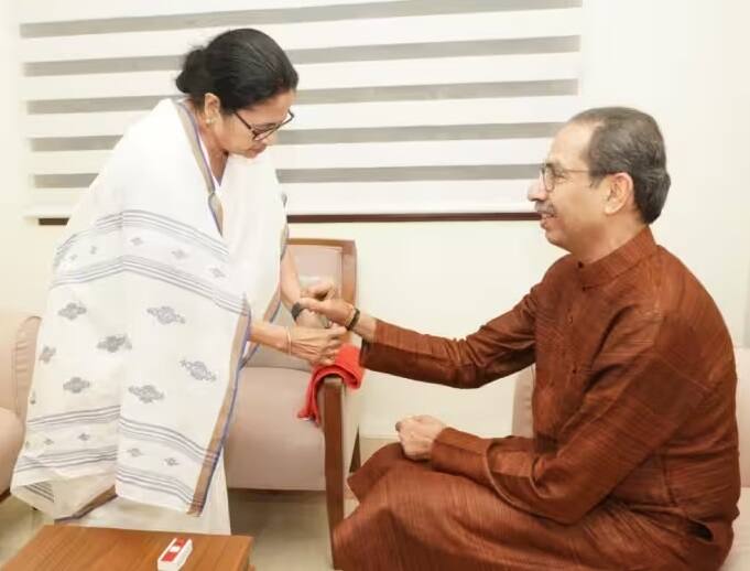 Raksha Bandhan: આખા દેશમાં બુધવારે (30 ઓગસ્ટ) દેશભરમાં રક્ષાબંધનનો તહેવાર ઉજવવામાં આવ્યો હતો. દરમિયાન પશ્ચિમ બંગાળના સીએમ મમતા બેનર્જી મુંબઈ પહોંચ્યા હતા. તેમણે અમિતાભ બચ્ચન અને પૂર્વ સીએમ ઉદ્ધવ ઠાકરેને રાખડી બાંધી હતી.