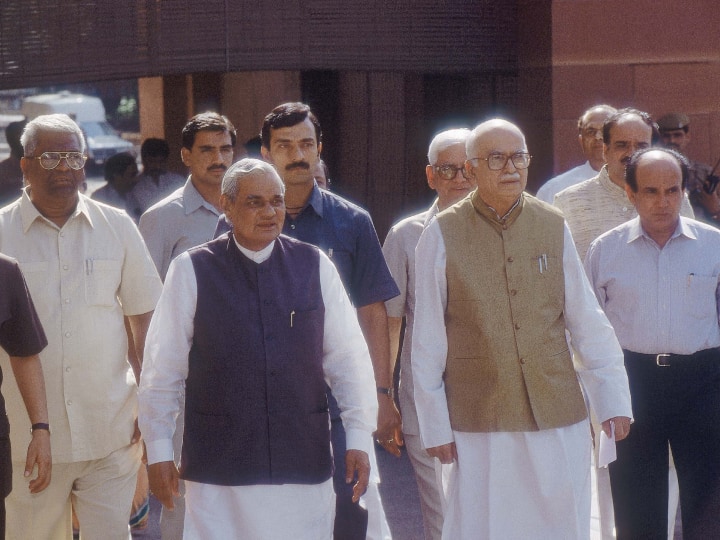 साल 1999 में बहुमत से जीत के बाद अटल बिहारी वाजपेयी ने भी 2004 में समय से पहले चुनाव कराया था. कहा जाता है कि आंध्र प्रदेश के तत्कालीन मुख्यमंत्री चंद्रबाबू नायडू के दबाव उस समय के पीएम वाजपेयी ने समय से पूर्व चुनाव कराया था. हालांकि, ये चुनाव उनके पक्ष मे नहीं रहा था. लोगों ने 14वीं लोकसभा चुनाव में कांग्रेस को बीजेपी से अधिक सीटें मिली थी.