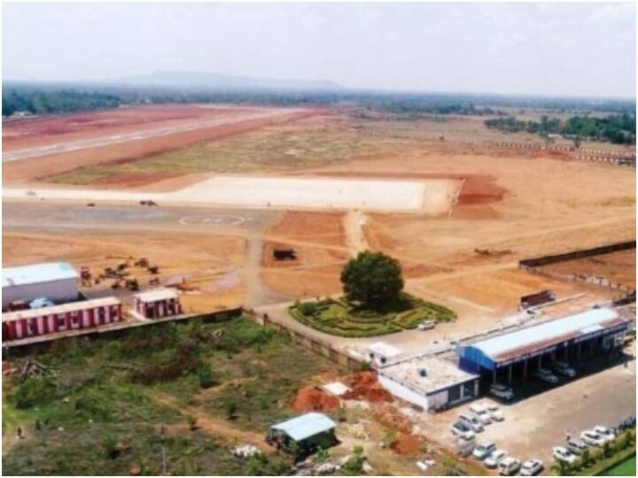 DGCA Team did surprise visit to ambikapur airport to review construction work ann Ambikapur: अम्बिकापुर में अचानक निर्माणाधीन एयरपोर्ट देखने पहुंची DGCA की टीम, जल्द मिल सकती है उड़ान को मंजूरी