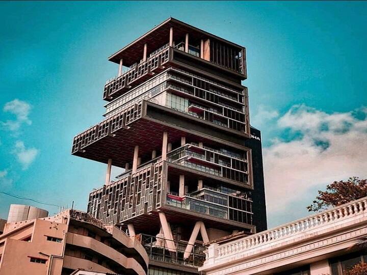 Most Expensive Houses in India: देश में सबसे महंगे मकान की बात होती है तो इसमें टॉप पर दिग्गज उद्योगपति मुकेश अंबानी का घर है. इस घर का नाम है एंटीलिया.
