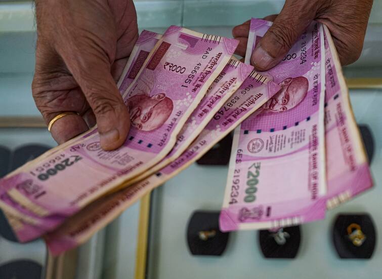 2000 Rupee Notes Exchange Last 30 days of exchange Know the details check it ₹2000 नोट बदलीचे शेवटचे 30 दिवस! कुठे चुकून राहिलीय का दोन हजाराची नोट, चेक करा
