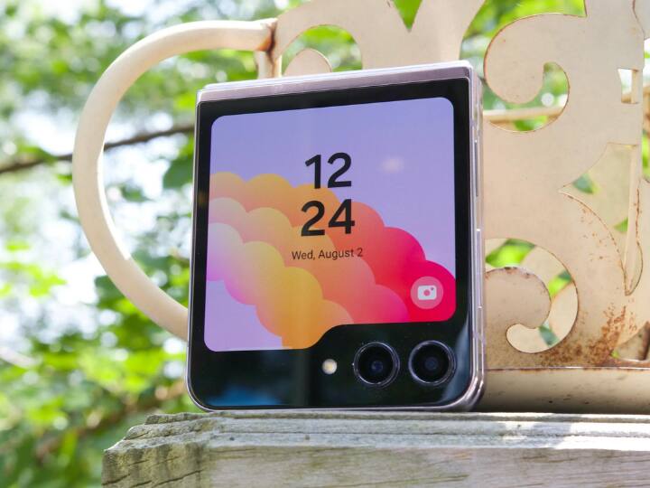 Samsung Galaxy Z Flip 5: अगर आप प्रीमियम कैटेगरी में फोन देख रहे हैं तो सैमसंग का ये फोन आपके लिए एक अच्छा ऑप्शन है. इसमें आपको Snapdragon 8 Gen 2 चिपसेट और 3.4 इंच की डिस्प्ले मिलती है. मोबाइल फोन की कीमत 99,999 रुपये है.