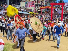 चंपावत के देवीधुरा धाम में खेली गई बग्वाल, लोगों ने बरसाए फूल, फल और पत्थर, सीएम धामी भी रहे मौजूद