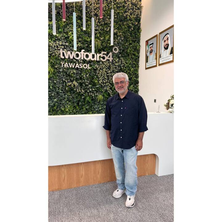 आपको जानकर हैरानी होगी कि अजीत एक्टिंग के अलावा शूटिंग, कार रेसिंग करने के साथ एक बेहतरीन पायलट भी है.