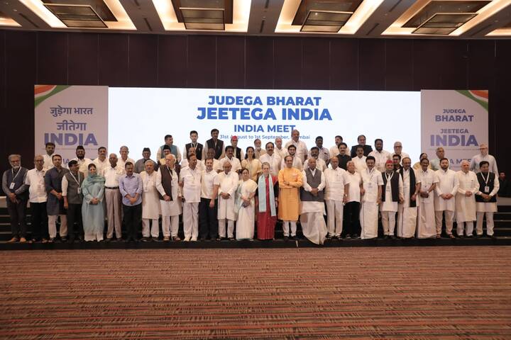 या फोटोमध्ये मल्लिकार्जुन खर्गे, शरद पवार,  ममता बॅनर्जी, सोनिया गांधी, उद्धव ठाकरे, राहुल गांधी, अरविंद केजरीवाल आहेत.