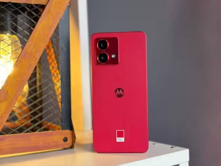 Samsung Galaxy Z Flip 5: જો તમે પ્રીમિયમ કેટેગરીમાં ફોન શોધી રહ્યા છો, તો આ સેમસંગ ફોન તમારા માટે સારો વિકલ્પ છે. આમાં તમને Snapdragon 8 Gen 2 ચિપસેટ અને 3.4 ઇંચની ડિસ્પ્લે મળે છે. મોબાઈલ ફોનની કિંમત 99,999 રૂપિયા છે.