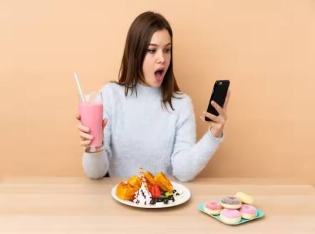 Using phone while eating can be very dangerous Health News : ਕੀ ਬਿਨਾਂ ਫੋਨ ਦੇ ਤੁਸੀਂ ਵੀ ਨਹੀਂ ਖ਼ਾਂਦੇ ਖਾਣਾ...ਸੰਭਲ ਜਾਓ, ਨਹੀਂ ਤਾਂ ਜਕੜ ਸਕਦੀਆਂ ਨੇ ਗੰਭੀਰ ਬਿਮਾਰੀਆਂ