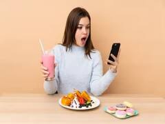 तुम्हालाही मोबाईल हातात घेऊन जेवायची सवय आहे का? सावध राहा, अन्यथा...