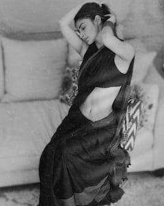 Mouni Roy Photos : கருப்பு புடவையில் கலக்கும் நாகினி நடிகை மௌனி ராய்!