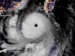 चीन और हांगकांग में साओला तूफान से पहले दहशत में लोग, सैकड़ों फ्लाइट्स  कैंसिल, रेड अलर्ट जारी