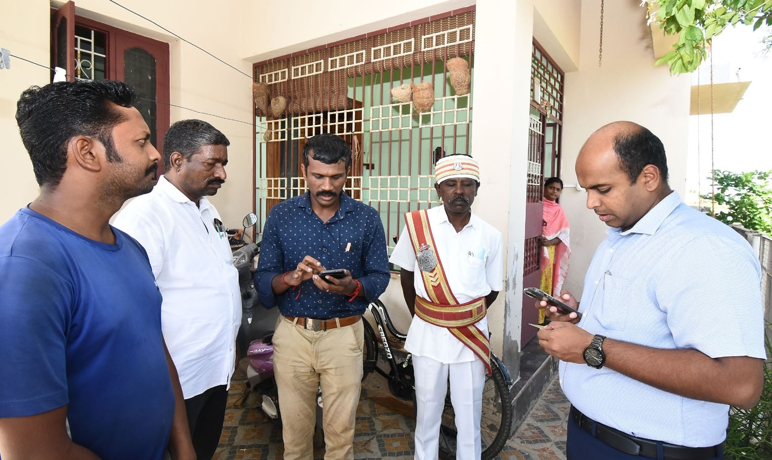 தஞ்சை அருகே ஆலக்குடியில் விவசாயிகளுடன் இணைந்து பனை விதை நடும் பணியை தொடங்கி வைத்த கலெக்டர்