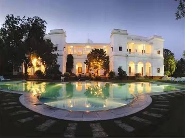 सैफ अली खान का पुश्तैनी घर पटौदी हाउस भारत के आलीशान घरों में से एक है. मीडिया रिपोर्ट के मुताबिक इस घर की कीमत 800 करोड़ है.