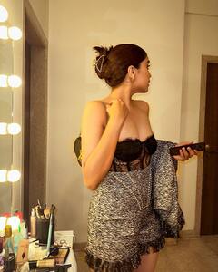 Sharvari Wagh Photo: ગ્રે શોર્ટ ડ્રેસ અને બ્લેઝરમાં શર્વરી વાઘનો જોવા મળ્યો સ્ટનિંગ અવતાર