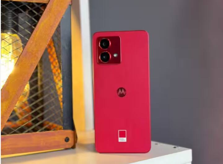 ਅੱਜ Motorola ਨੇ ਭਾਰਤ ਵਿੱਚ ਇੱਕ ਬਜਟ ਫੋਨ ਲਾਂਚ ਕੀਤਾ ਹੈ। ਕੰਪਨੀ ਨੇ Moto G84 5G ਨੂੰ 12/256GB ਵੇਰੀਐਂਟ 'ਚ ਲਾਂਚ ਕੀਤਾ ਹੈ। ਇਸ ਦੀ ਕੀਮਤ 19,999 ਰੁਪਏ ਹੈ। ਤੁਹਾਨੂੰ ਫੋਨ 'ਤੇ 1,000 ਰੁਪਏ ਦਾ ਡਿਸਕਾਊਂਟ ਵੀ ਦਿੱਤਾ ਜਾ ਰਿਹਾ ਹੈ। ਸਮਾਰਟਫੋਨ 'ਚ 50MP ਦਾ IOS ਕੈਮਰਾ ਅਤੇ 5000mAh ਦੀ ਬੈਟਰੀ ਹੈ।